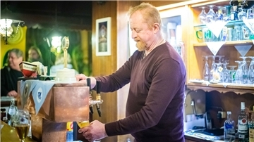 Stress kennt Wirt Pello nicht. Mit norddeutscher Gemütlichkeit zapft er Bier oder hört seinen Gästen beim Schnacken zu.