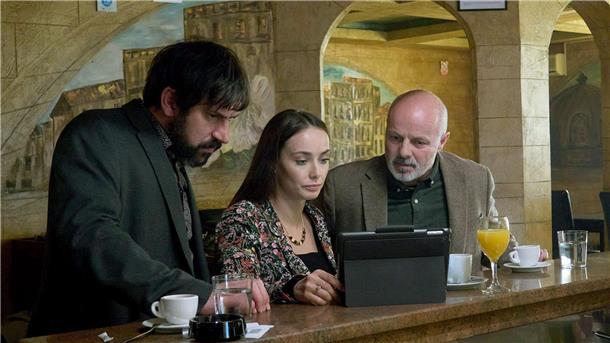 Krimiserie „Das Mädchen aus Kiew“ bei Arte Stribor (Goran Bogdan, l), Olga (Kseniia Mishyna, M) und Vladimir (Darko Milas, r) bündeln ihre Kräfte.