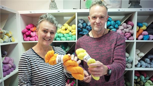 Strick-Designer Thorsten Duit auf Workshop-Besuch bei der Bremerhavener Wollfärberin Gabriele Sinzig-Freese.