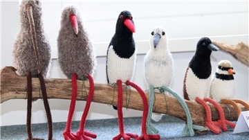 Strickarbeiten von Theda Garnholz.