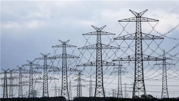 Kauf von Tennet-Stromnetz gescheitert Strommasten in Klixbüll neben dem Tennet-Umspannwerk Klixbüll/Süd.