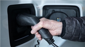 Stromnetzbetreiber dürfen künftig nach festen Regeln den Strombezug von neu eingebauten, steuerbaren Wärmepumpen, E-Auto-Ladestationen oder Klimaanlagen zeitweise einschränken, wenn eine Überlastung des Stromnetzes droht.