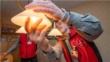 Der Stromspar-Check des Förderwerks Bremerhaven zu Besuch bei Beate Börsmann in Beverstedt. Andreas Schibgilla setzt eine neue LED-Lampe ein. 
