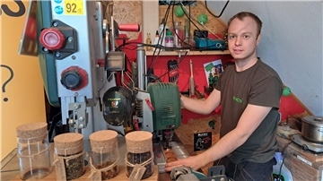 Florian Kirstein stellt in seiner Werkstatt in Wellen Gewürzhalter aus Florian Holz her.