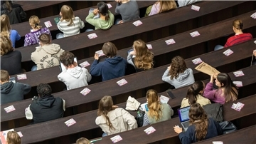 Studenten nehmen an der Einführungveranstaltung im Audimax der Ludwig-Maximilians-Universität teil.