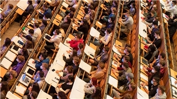 Studenten nehmen an einer Präsenzveranstaltung im Audimax der Technischen Universität München (TUM) teil.