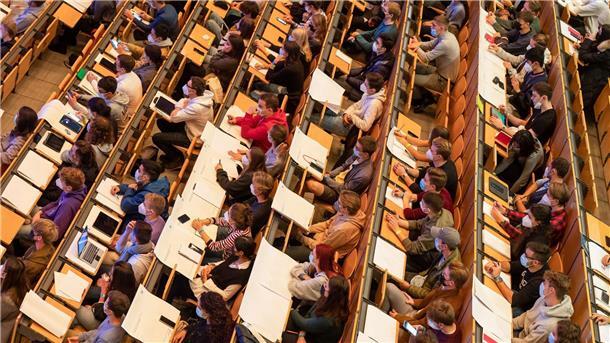 Zahl der Studiengänge mit Teilzeit-Angebot gestiegen Studenten sitzen in einem Hörsaal einer Universität.