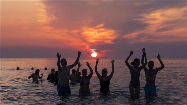 Studenten von St. Andrews baden in der Nordsee.