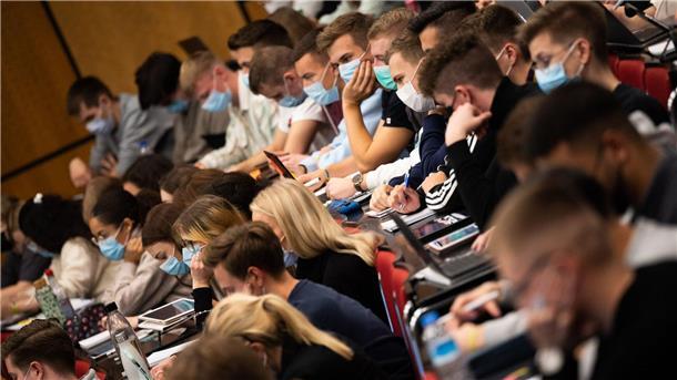 Studentinnen und Studenten sitzen in einer Vorlesung im Audimax in der Universität Hannover.