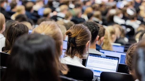 Studenten und Azubis gestresster als ältere Arbeitnehmer Studentinnen und Studenten sowie Azubis haben einer neuen Yougov-Umfrage zufolge im Schnitt ein höheres Stressempfinden als Arbeitnehmer, die ihre Ausbildung hinter sich haben.