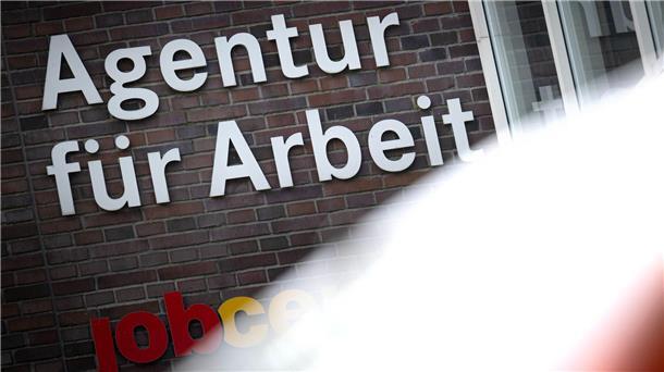 Arbeitslosigkeit in Niedersachsen sinkt nur leicht Studienstart und Ausbildungsbeginn wirken sich aber positiv auf den Arbeitsmarkt.  (Archivbild)