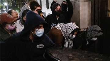 Studierende blockieren den Eingang der Hamilton Hall an der Columbia University in New York nach der Besetzung.