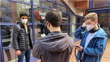 Studierende der Hochschule Bremerhaven drehen einen Dokumentarfilm über Stress im Studium. Darin berichten Betroffene wie Mohammed al Johmane (links), wie sie mit Stress umgehen.
