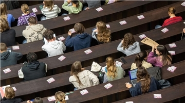Studierende  im Audimax der Ludwig-Maximilians-Universität in München.