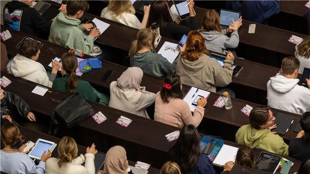 Studierende nehmen an einer Veranstaltung im Audimax der Ludwig-Maximilians-Universität teil. Staatliche Studienförderung werden kaum angenommen.