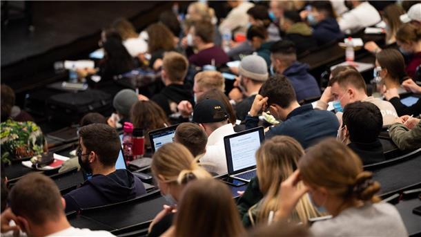 Zahl der Studierenden in Niedersachsen weiter gesunken Studierende sitzen in einem Hörsaal.