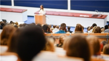Studierende sitzen in einem Hörsaal der Universität Heidelberg.