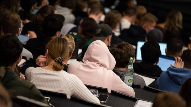 Vier von fünf Studenten nutzen finanzielle Hilfen nicht Studierende sitzen in einer Vorlesung im Hörsaal einer Universität.