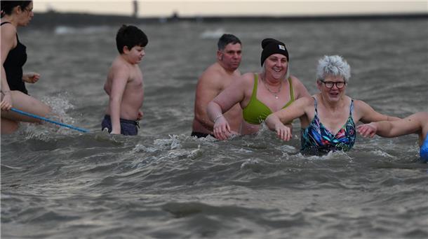 Stück für Stück hüpfen die Schwimmer ins Wasser.