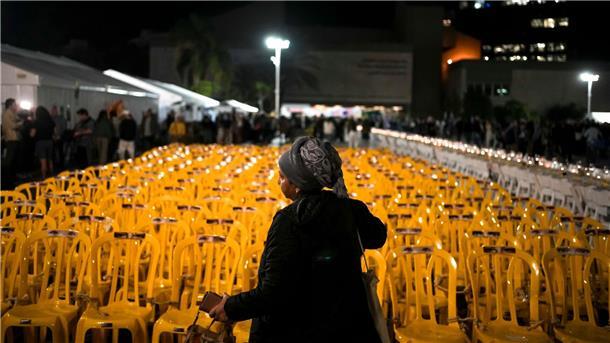 Feuerpause im Gaza-Krieg wird fortgesetzt Stühle, auf denen Bilder mit menschlichen Augen angebracht sind: Mit der Kunstinstallation in Tel Aviv wird der Geiseln gedacht, die von der Hamas festgehalten werden.
