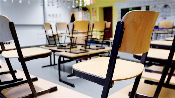 Private Hochschulen und Privatschulen in Deutschland boomen Stühle stehen in einem Klassenzimmer in einer Grundschule auf den Tischen. (Symbolbild)