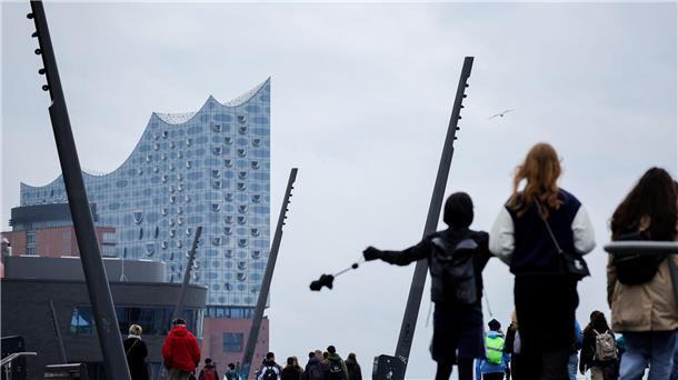 Sturmtief sorgt für Hunderte Einsätze Stürmischer Wind im Hamburger Hafen vor der Silhouette der Elbphilharmonie.