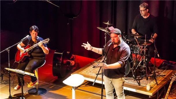 Stufe 3 spielen im Rahmen der „Gezeiten" ein „Hut-Konzert" in der Konzertmuschel in Tossens.