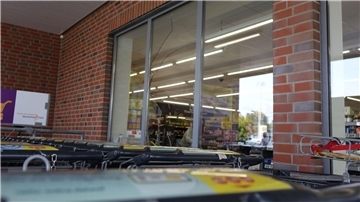 Stunden nach der Tat soll der Beschuldigte in einen Discounter an der Brockeswalder Chaussee eingedrungen sein und sich dort verschanzt haben.
