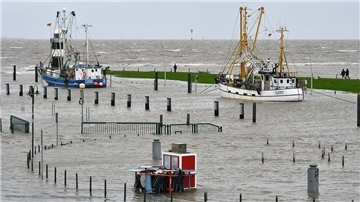 Sturmflut am Südpier des Wremer Tiefs im Oktober 2021: Die Starkwettereignisse auch im Cuxland nehmen zu – nur eine Sorge der Bürger angesichts des Klimawandels.