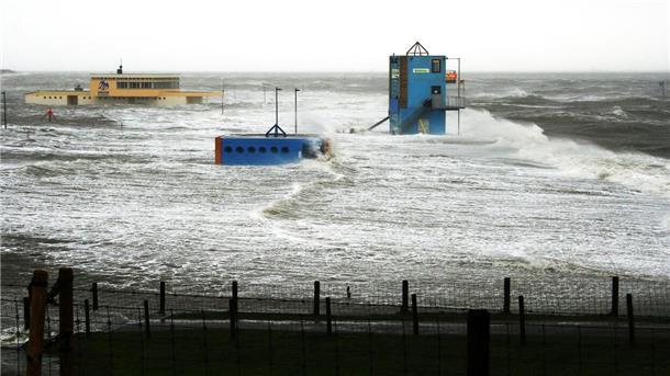 Sturmflut in Tossens: Die Zahl der Sturmfluten und auch der besonders heftigen Sturmfluten wird sich durch den Klimawandel vervielfachen. Das gilt bei Klimaforschern als gesichert.