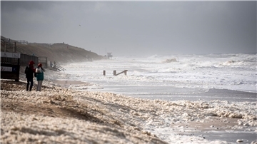 Sturmflut vor Sylt. Das Wetter lockte auch Spaziergänger an die Nordsee.