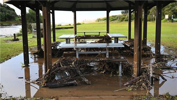 Regenchaos in Sydney: Wohnviertel versinken im Wasser Sturmtrümmer liegen am Strand von Stanwell Park in der Illawarra-Region um Picknicktische herum.