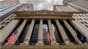 Sturmwolken bilden sich über dem Gebäude der New Yorker Börse.