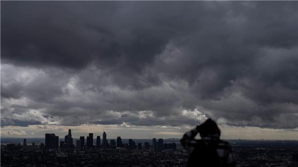 Sturmwolken über Los Angeles. Zum ersten Mal seit 1989 hat der Nationale Wetterdienst eine Schneesturmwarnung für die südkalifornischen Berge herausgegeben.