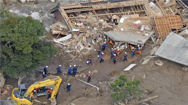 Heftige Regenfälle in Japan: Mindestens sechs Tote Such- und Rettungsarbeiten nach einem Schlammlawinenabgang in Karatsu.