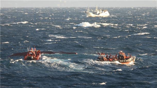 Suchmaßnahmen laufen in den Gewässern südlich der Ferieninsel Jeju, nachdem ein 29 Tonnen schweres Fischerboot gekentert ist.