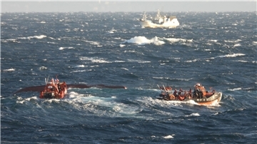 Suchmaßnahmen laufen in den Gewässern südlich der Ferieninsel Jeju, nachdem ein 29 Tonnen schweres Fischerboot gekentert ist.