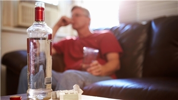 Ein Mann trinkt Alkohol
