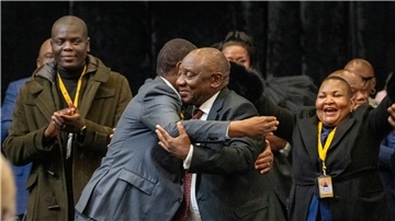 Südafrikas Präsident Cyril Ramaphosa ist von dem neu gewählten Parlament des Landes für eine zweite Amtszeit bestätigt worden.
