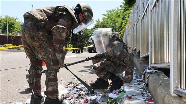 Südkoreanische Soldaten in Schutzkleidung untersuchen Müll aus einem aus Nordkorea entsandten Ballon.