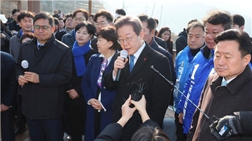 Südkoreas Oppositionschef Lee Jae Myung (M) wurde bei einem öffentlichen Auftritt von einem Mann mit einem Messer attackiert.