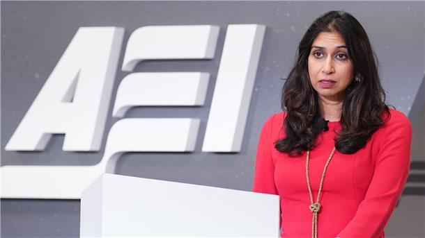 Britische Ministerin stellt UN-Flüchtlingskonvention infrage Suella Braverman, Innenministerin von Großbritannien, fährt einen harten Kurs gegen Migrantinnen und Migranten.