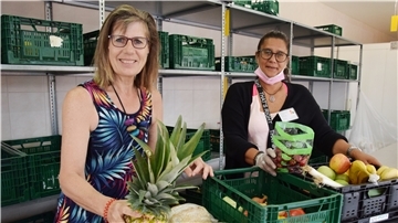 Süntka Janßen (links), Leiterin des Arbeitslosenzentrums in Nordenham, und Denise Smith, Tafel-Koordinatorin in der Lebensmittelausgabe.