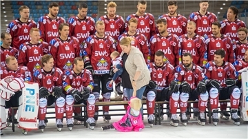 Süßer Schnappschuss vom Medientag. Dabei dürfen immer auch Sponsoren und Mitglieder des Förderervereins mit aufs Mannschaftsfoto. Als Sarah Uhde mit Mailo und Leonie (in Pink) dran war, rutschte die Kleine aus - und zog die Blicke aller Spieler auf sich.