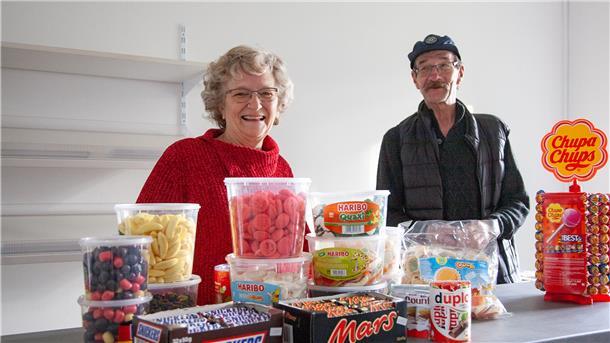 Süßigkeiten sind für einen Tante-Emma-Laden ein Muss, sind sich die Betreiber des neuen Midlumer Dorfladens, Gabriele und Helmut Cierlitzki, einig.