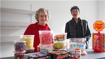 Süßigkeiten sind für einen Tante-Emma-Laden ein Muss, sind sich die Betreiber des neuen Midlumer Dorfladens, Gabriele und Helmut Cierlitzki, einig.
