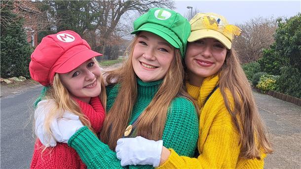 Die schönsten Fotos vom Karneval in Wehdel: Was für ein bunter Umzugstrubel Super Mario Sisters: Alina Wrieden (v.l.), Lina Bünger und Lara Kühn aus Loxstedt kommen seit ihrer Kindheit zum Karneval in Wehedel.