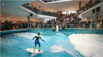 Ein bewegtes Wasserbecken in einem Sporthaus.