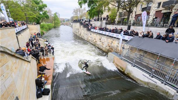Surfen in Hannover: Eröffnungswochenende der Leinewelle  Surfer testen die Leinewelle auf dem Fluss Leine in der Altstadt.