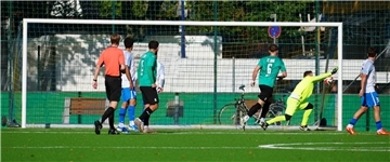 Surheides Keeper Paul Zielinski kommt bei 0:1-Freistoßtor von Olszak zu spät.